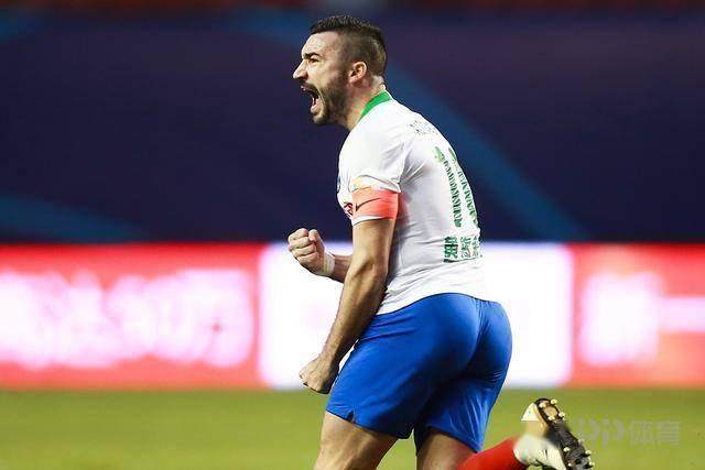 开云-鸭梨低迷失点！青岛3连败0进球 滑向榜尾难阻挡