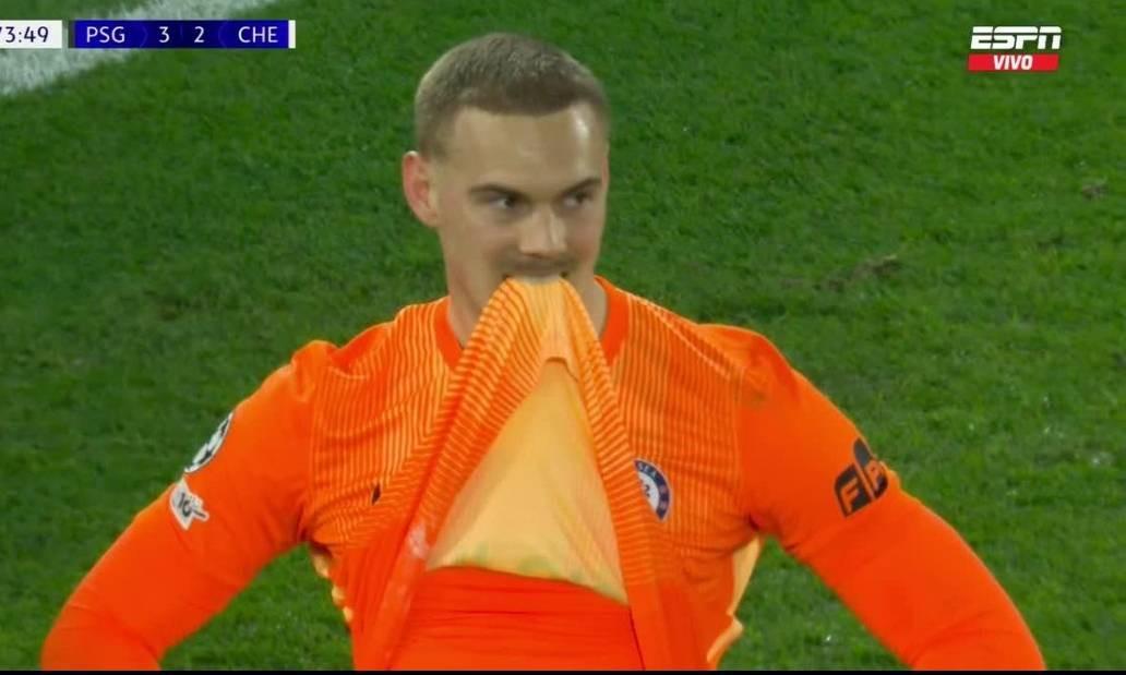 “玩火门将”桑切斯对阵巴黎坐替补，但约恩森现2次严重失误